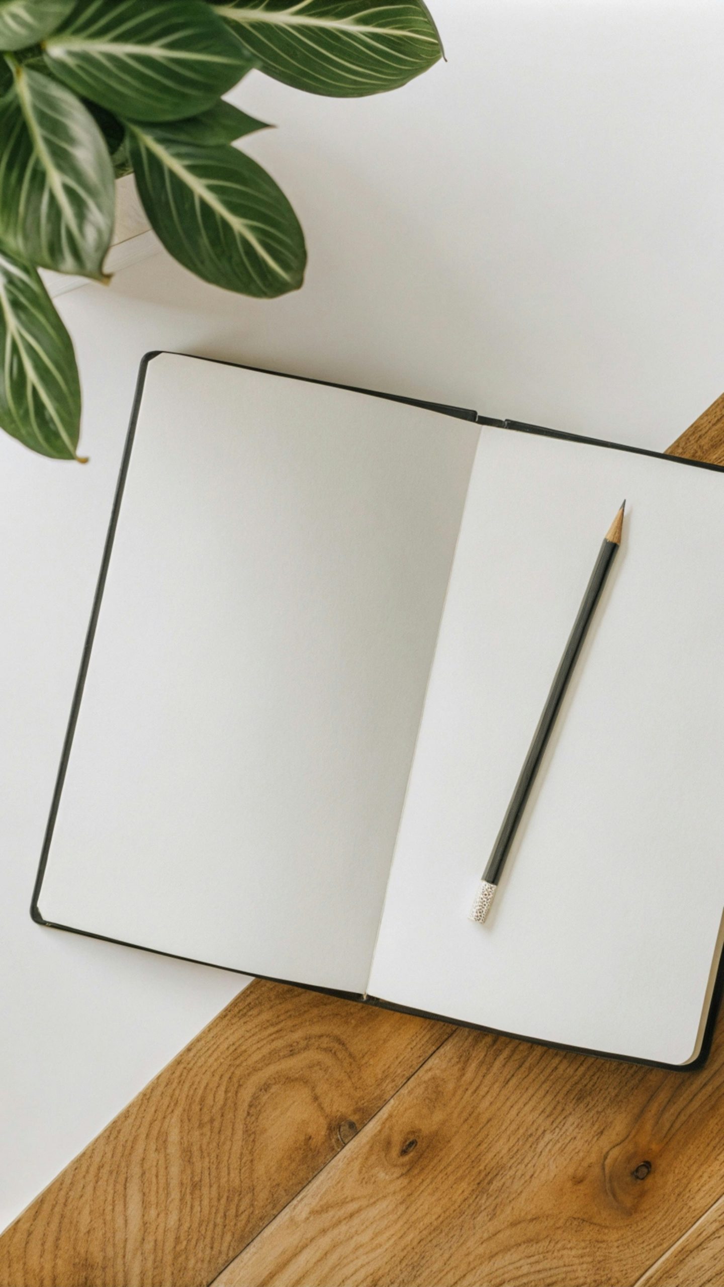 Stift auf offenem Notizbuch